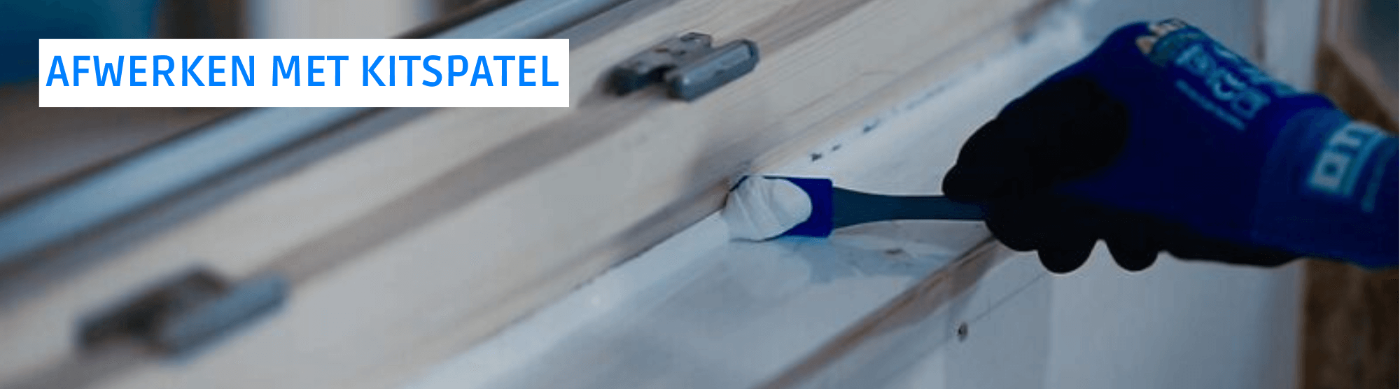 Foto van een hand die een strakke kitvoeg afstrijkt met een kitspatel of natte vinger op de overgang tussen een gestucte muur en plafond.