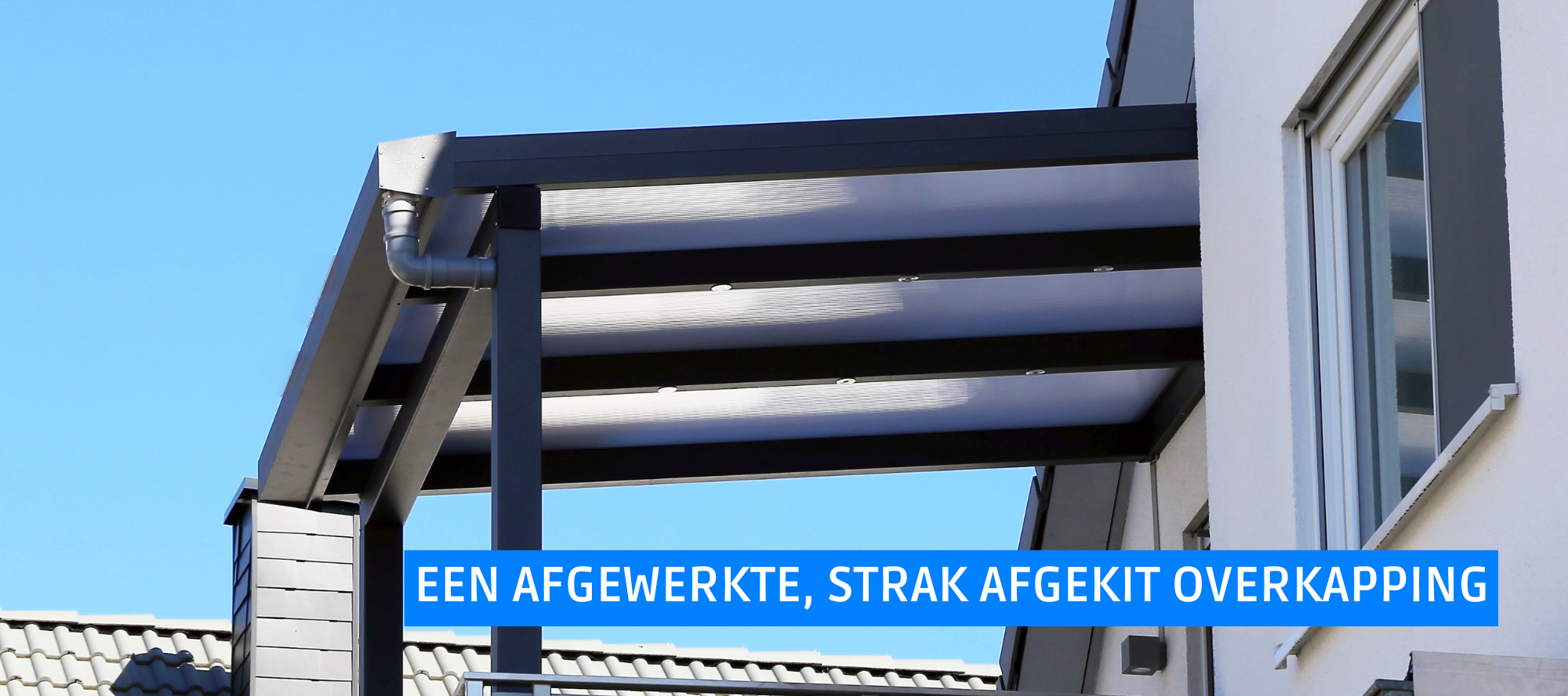 en nette en duurzame afgekit rand tussen een polycarbonaat plaat en een aluminium profiel op een terrasoverkapping.