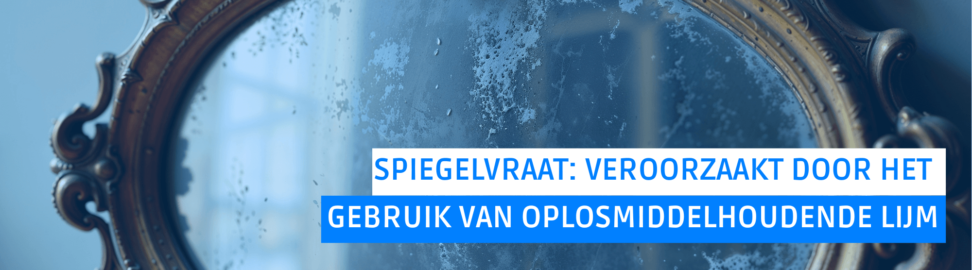Duidelijke foto van 'spiegelvraat' (zwarte vlekken op de spiegelcoating) veroorzaakt door het gebruik van oplosmiddelhoudende lijm