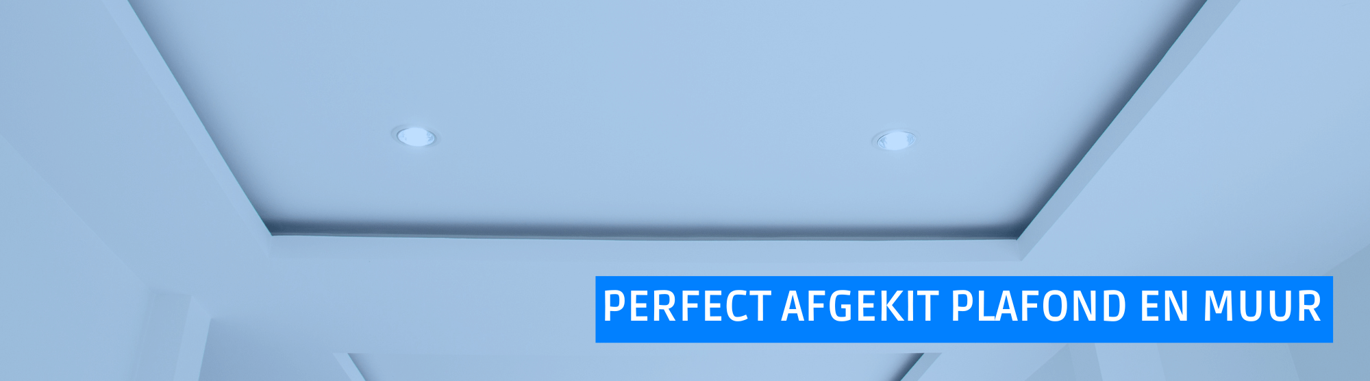 Close-up van een perfect afgekit plafond en muur, met strakke afwerking.