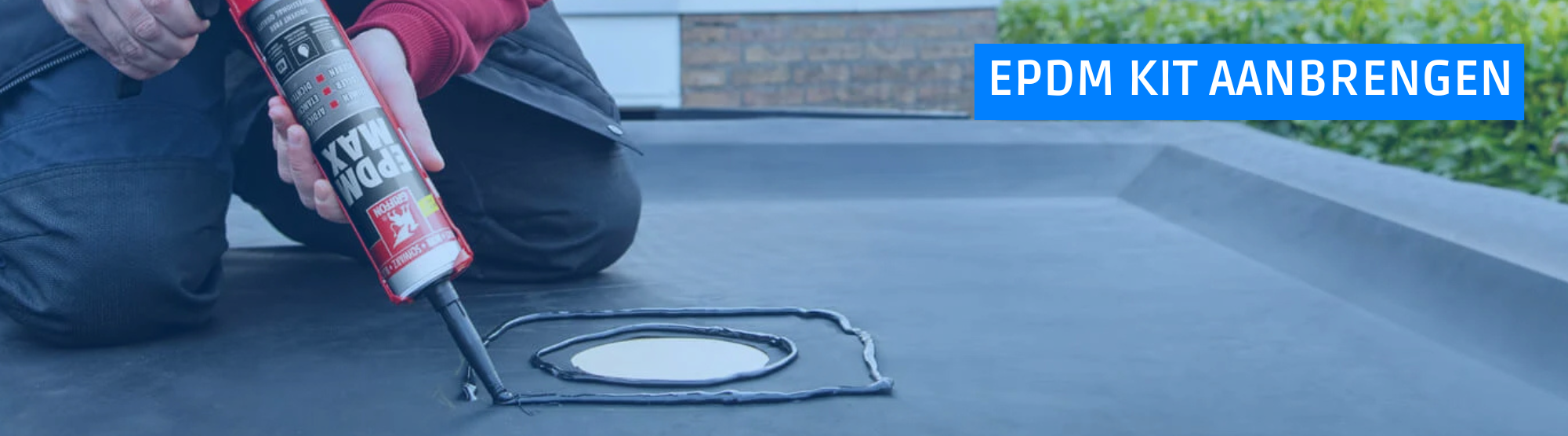 Spuitbare contactlijm aanbrengen op een verticale dakopstand voor sterke directe hechting.