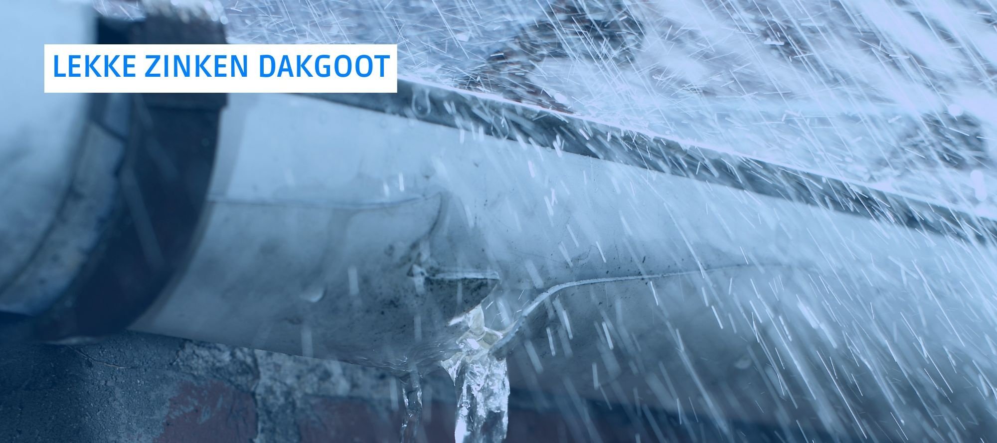 Man dicht een lekke zinken dakgoot af met een kitpistool en polymeerkit