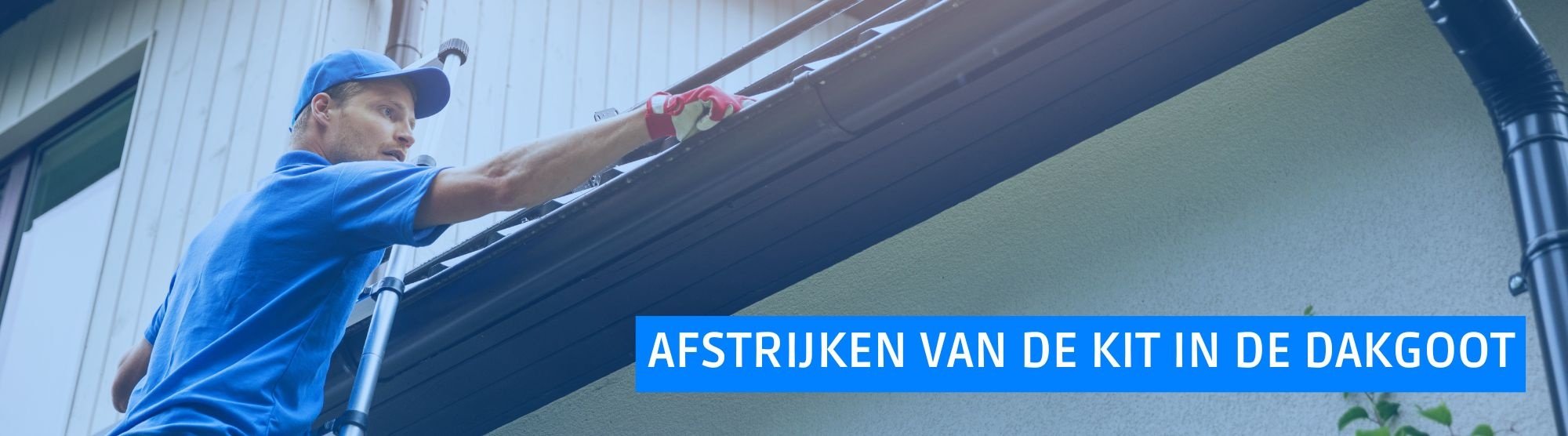 Close-up van het afstrijken van de aangebrachte kit in de dakgootnaad