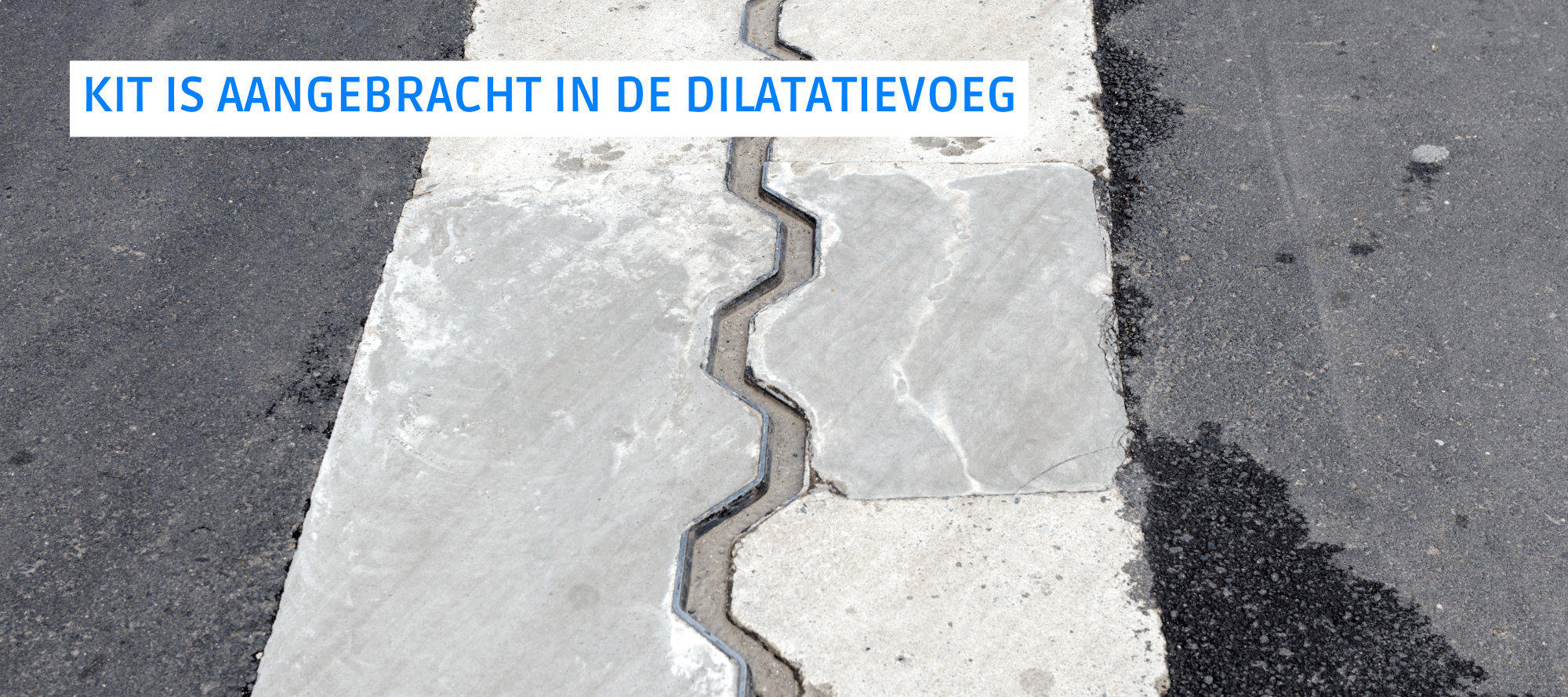 Close-up van een vakman die MS-polymeer kit met een kitpistool strak aanbrengt in een dilatatievoeg in een betonnen vloer.