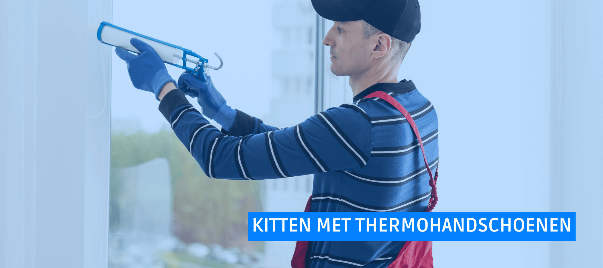 Professionele kitter die in de winter met een kitspuit werkt met thermo werkhandschoenen aan.