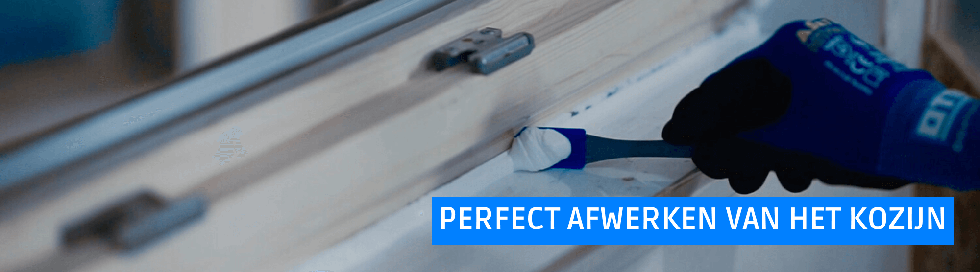 Siliconenkit gladstrijken met een afwerkspatel en afwerkzeep.