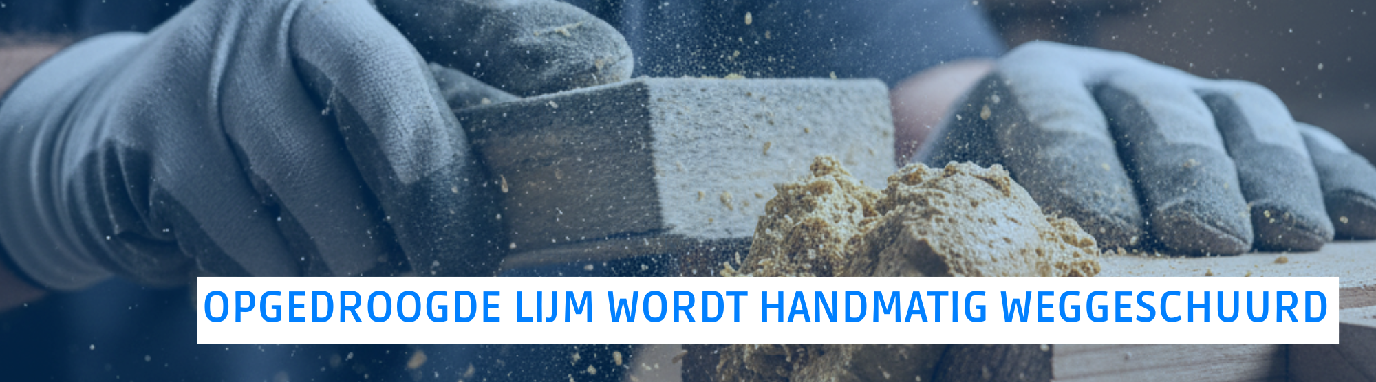 Harde houtlijmresten handmatig wegschuren van een houten balk