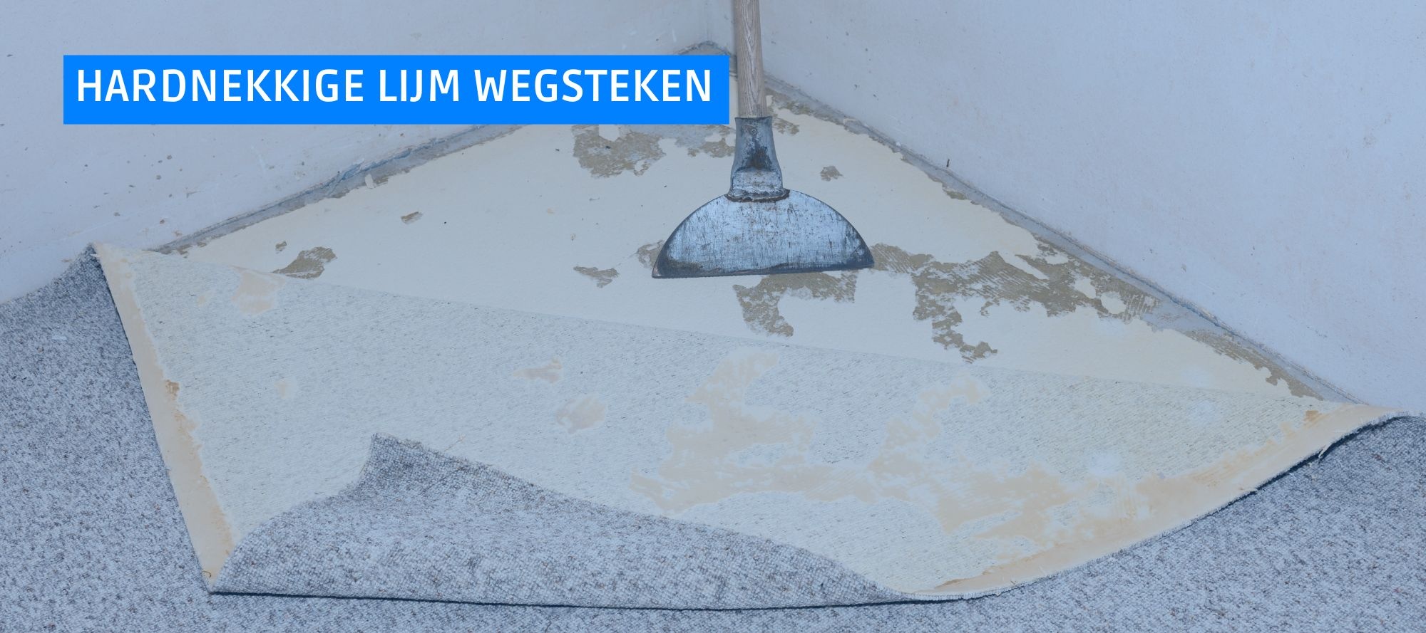 Montagelijm resten verwijderen van een muur met een plamuurmes