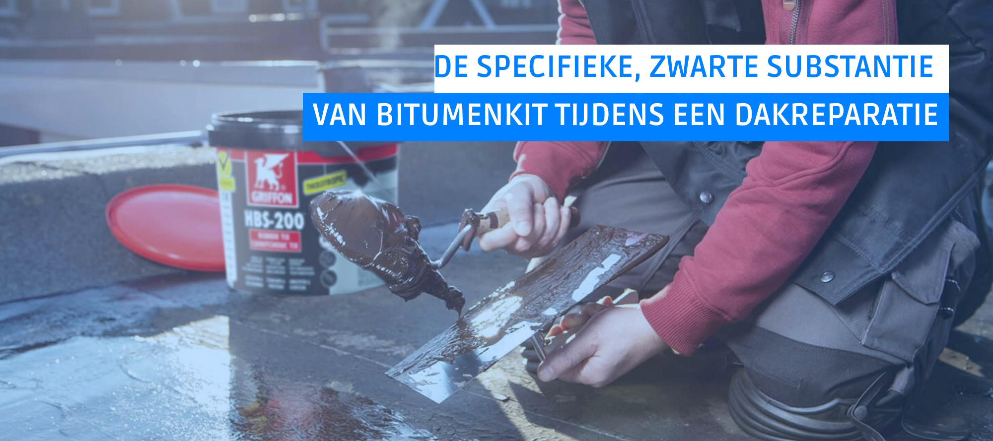 Zwarte bitumenkit gebruiken voor het waterdicht repareren van scheuren in bitumen dakbedekking.