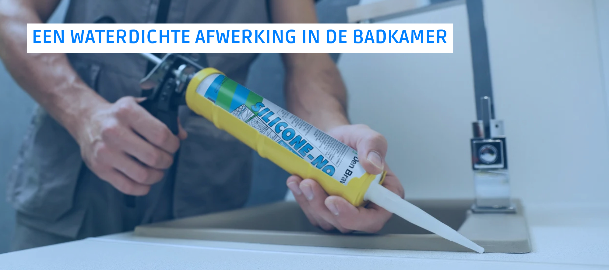 Waterdichte siliconenkit aanbrengen in de badkamer voor een schimmelwerende kitrand langs de wastafel.