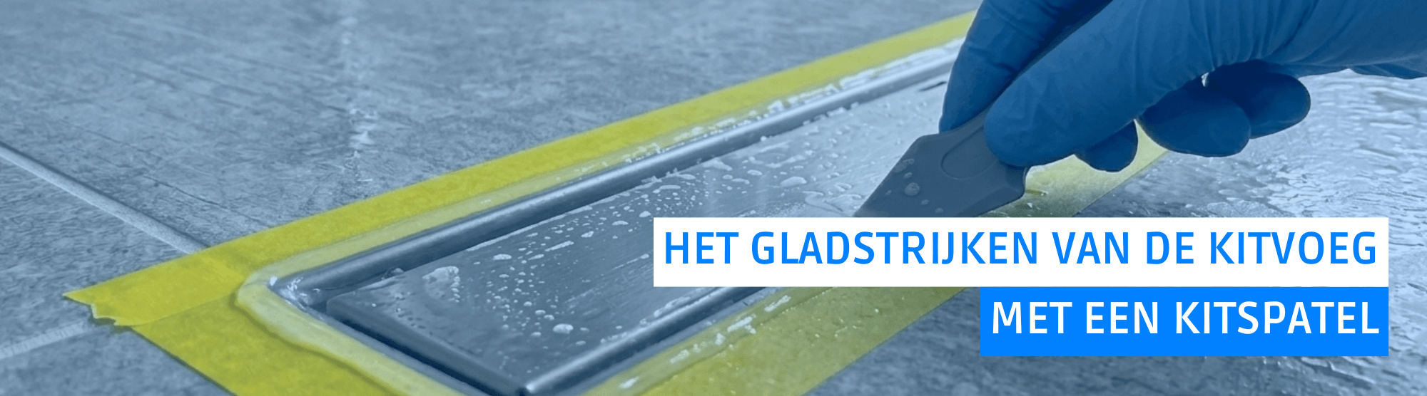 De kitrand van de douchedrain afwerken met afwerkzeep en een kitspatel voor een glad resultaat.