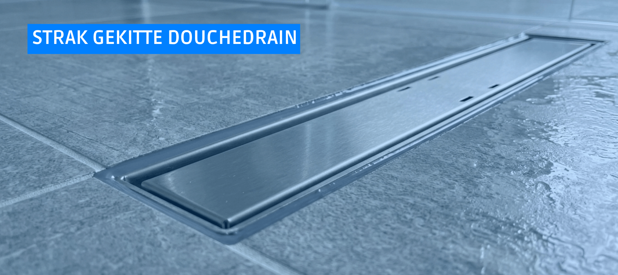 Een professioneel afgekitte RVS douchedrain met een strakke kitrand tussen de tegels.