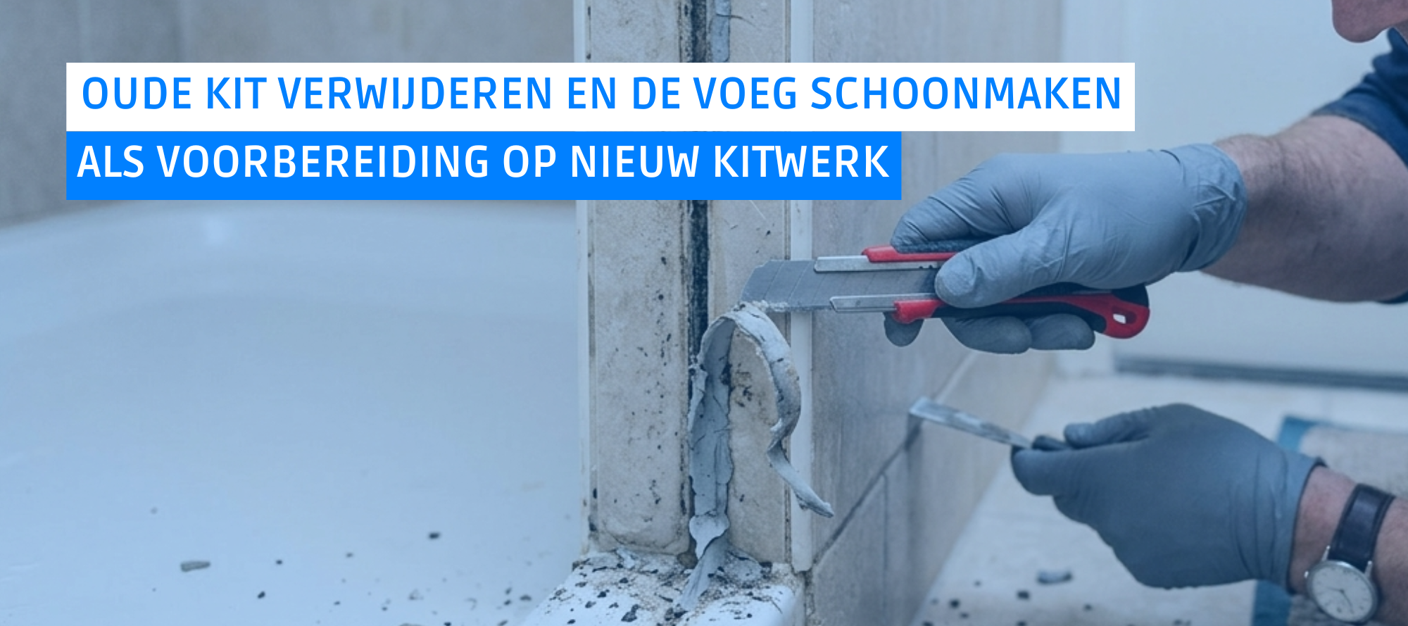 Oude kit verwijderen en de voeg handmatig schoonmaken als voorbereiding op nieuw kitwerk