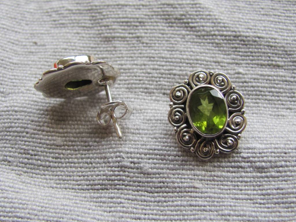 Earring silver stud with peridot