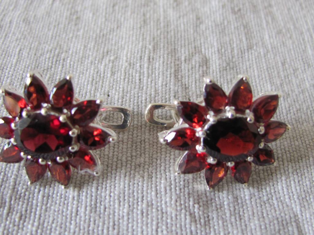 Earring dormeuse silver with garnet