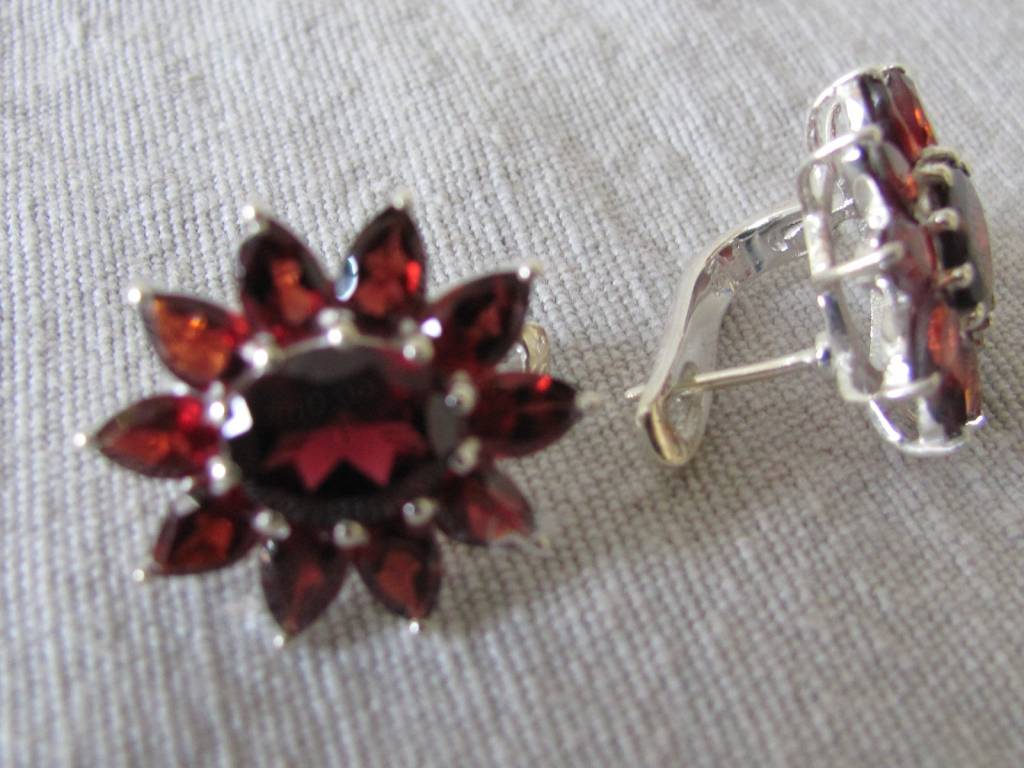 Earring dormeuse silver with garnet