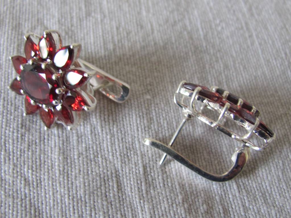 Earring dormeuse silver with garnet