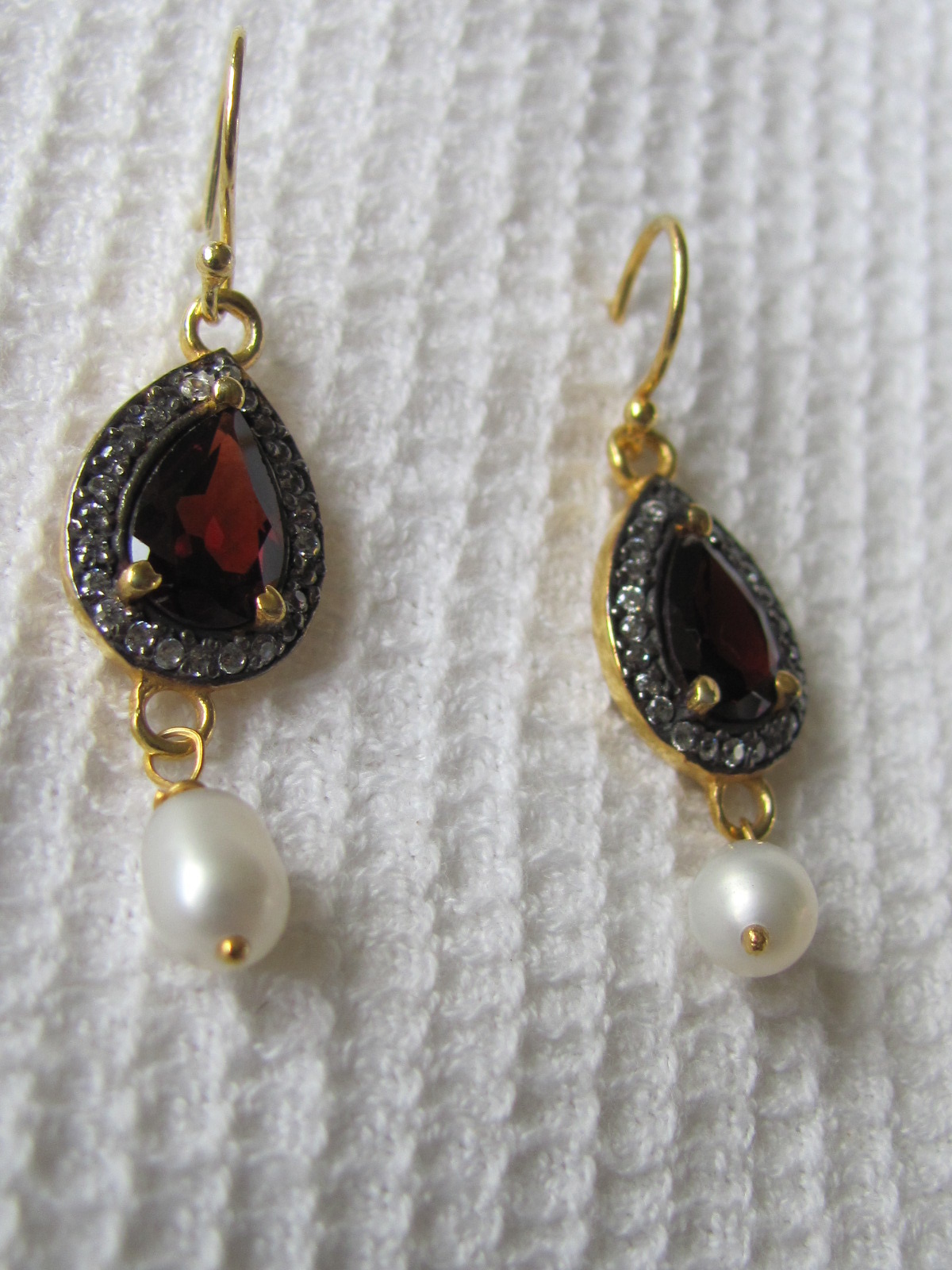 Earring  gold plating on silver with garnet and pearl