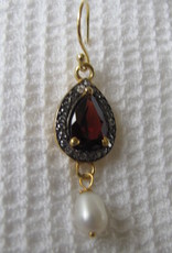 Earring  gold plating on silver with garnet and pearl