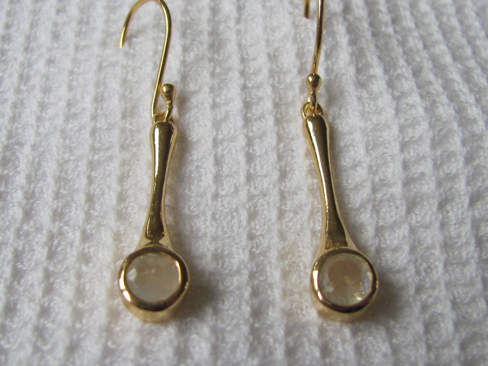 Earring  gold plating on silver with rainbow moonstone