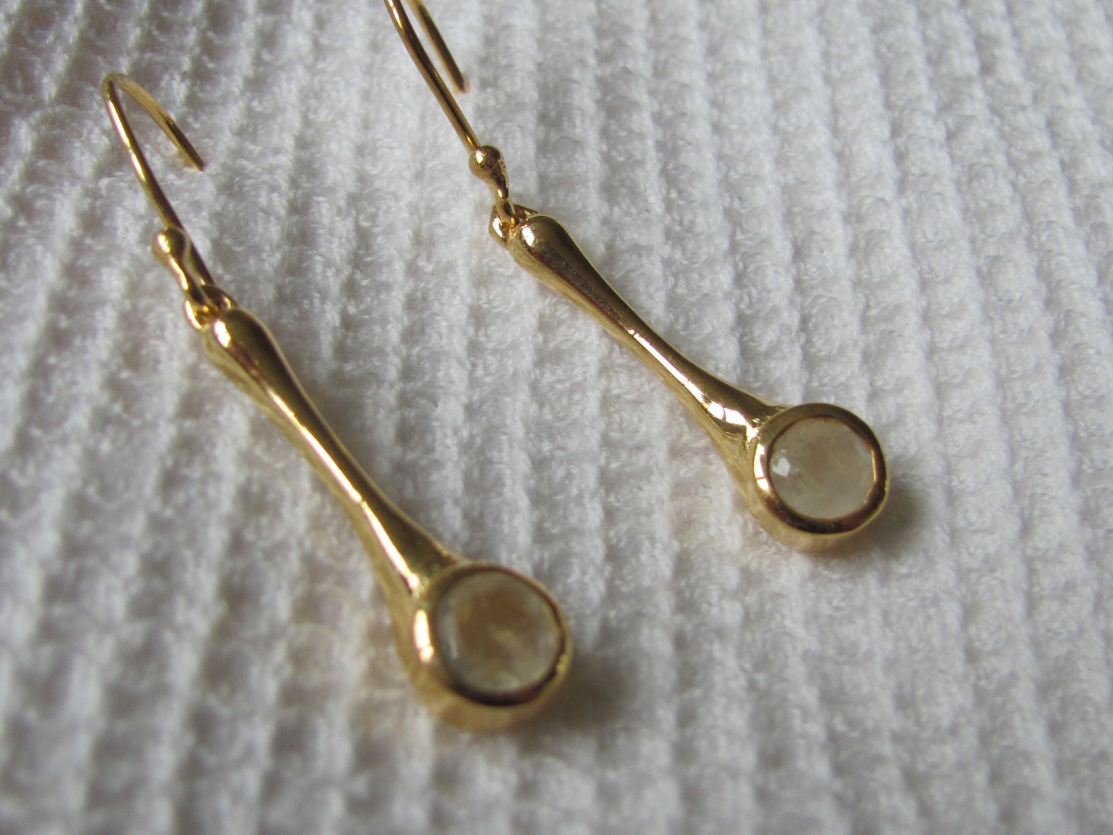 Earring  gold plating on silver with rainbow moonstone