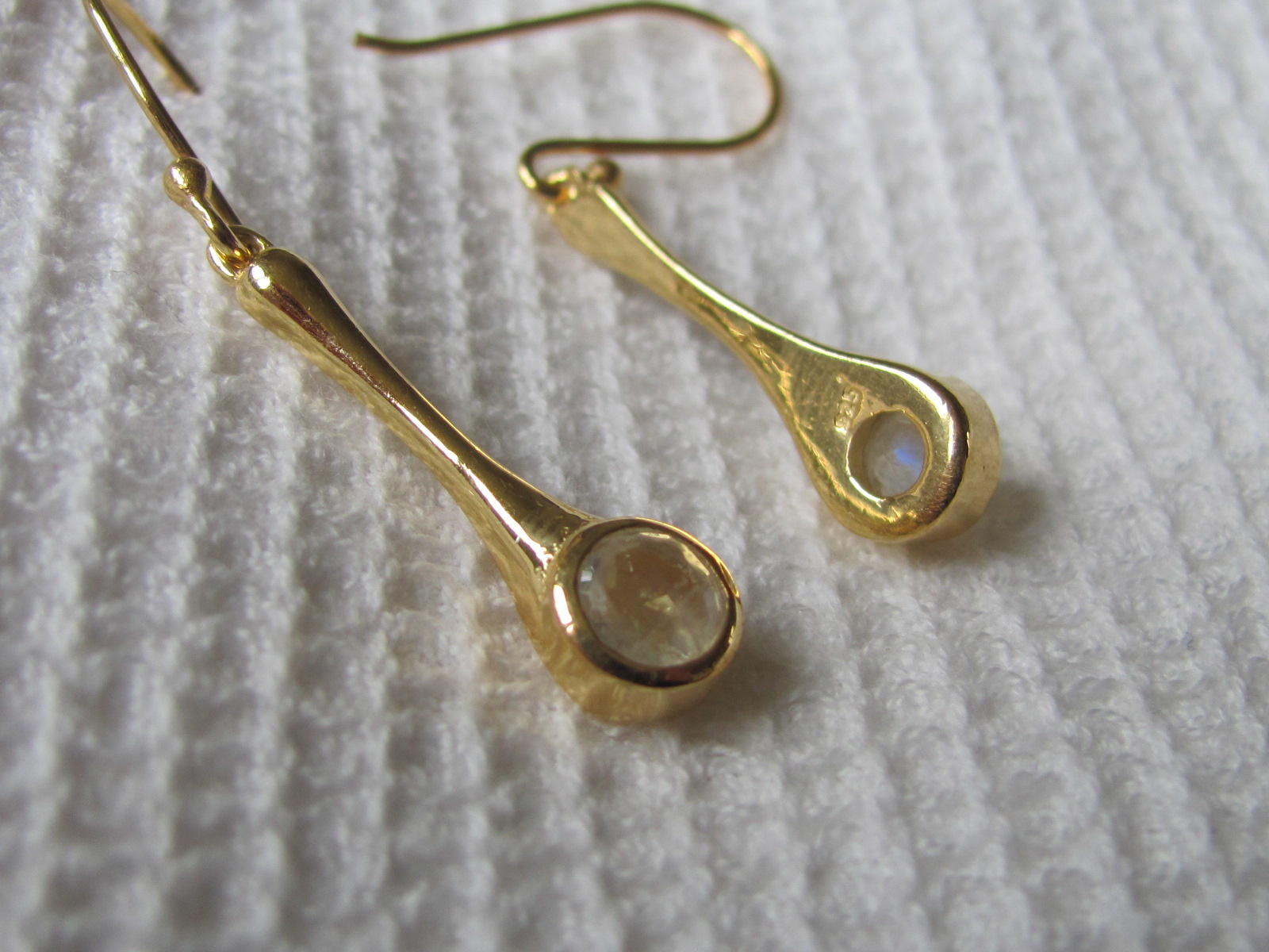 Earring  gold plating on silver with rainbow moonstone