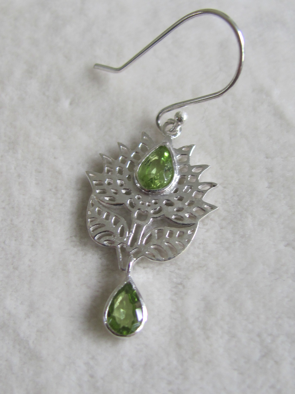 Earring silver with peridot stones