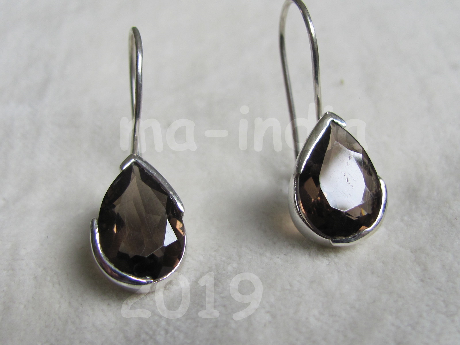 Earring silver dormeusse with smokey quarts