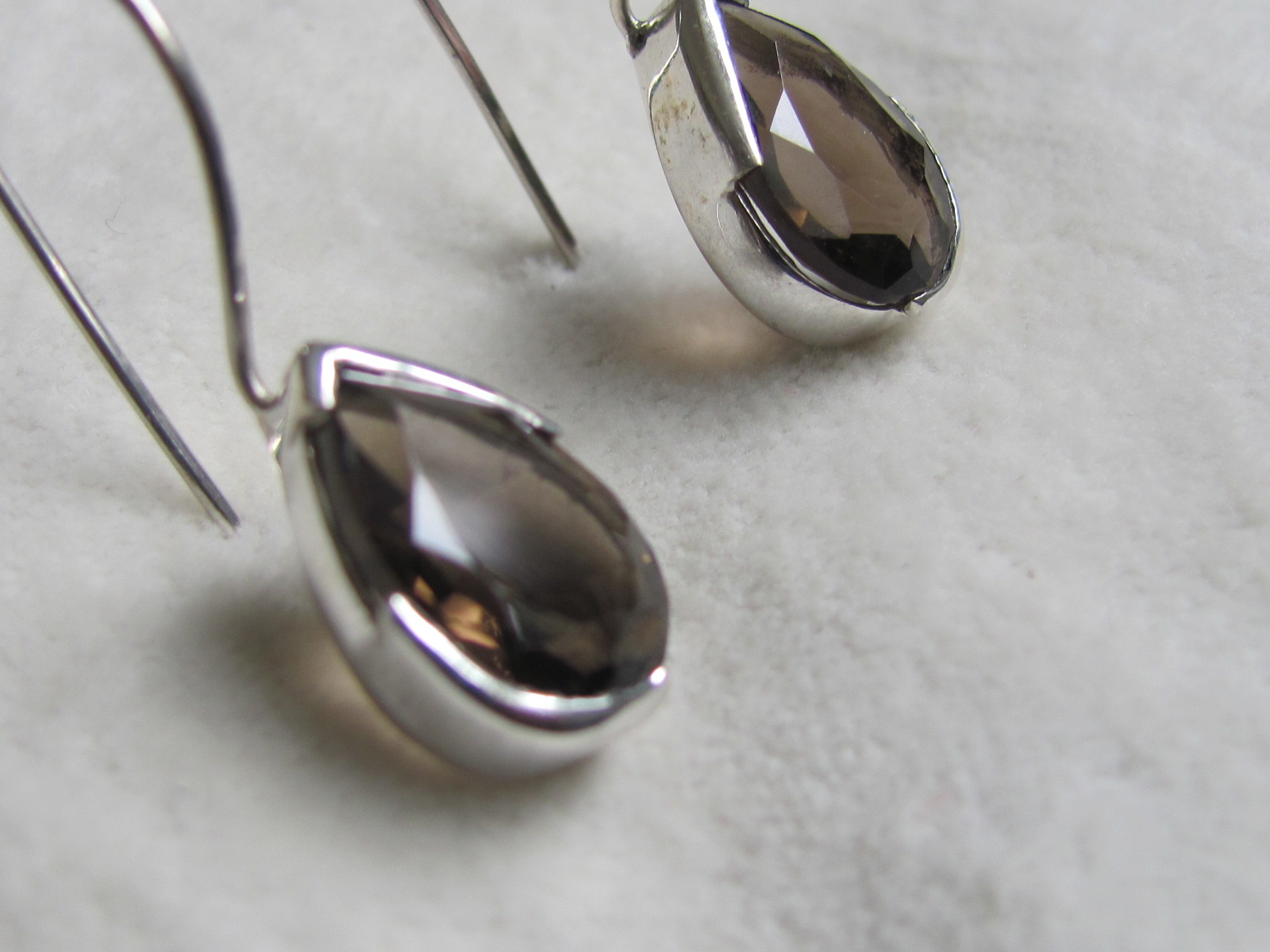 Earring silver dormeusse with smokey quarts