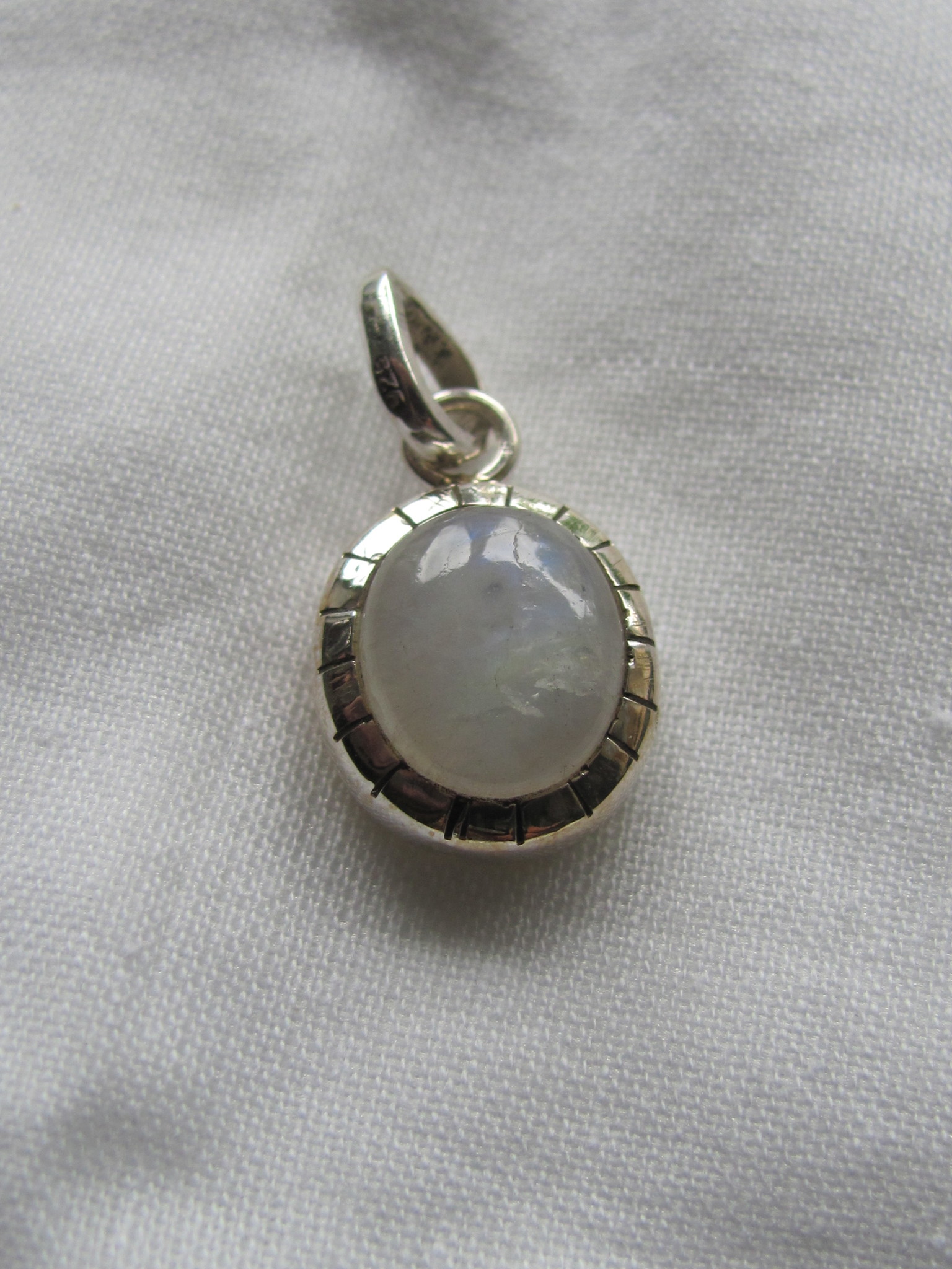 Pendant Silver with rainbow moonstone