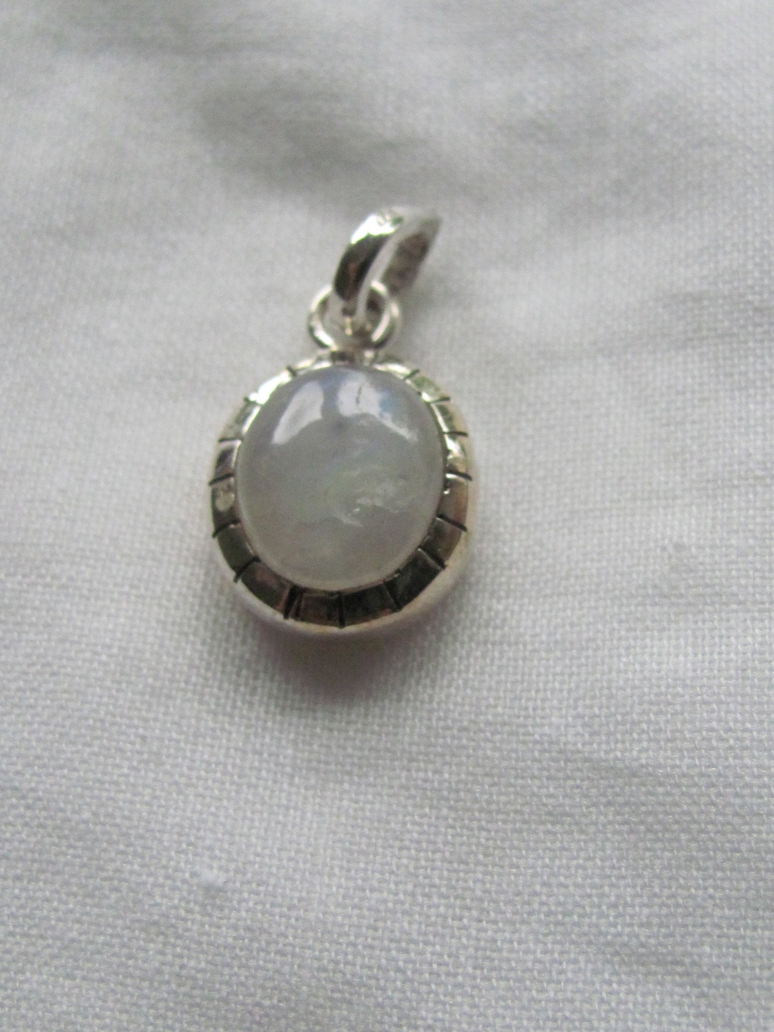 Pendant Silver with rainbow moonstone