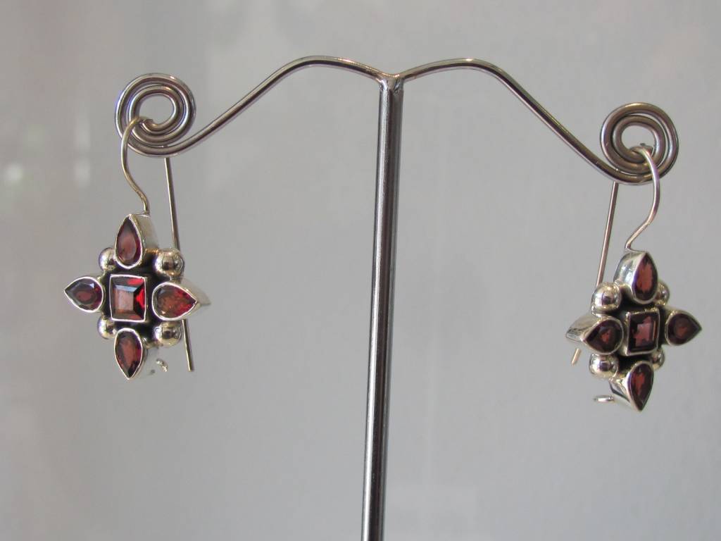 Earring silver garnet