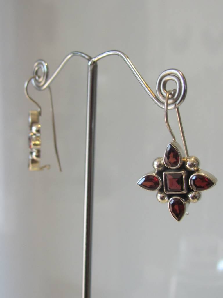 Earring silver garnet