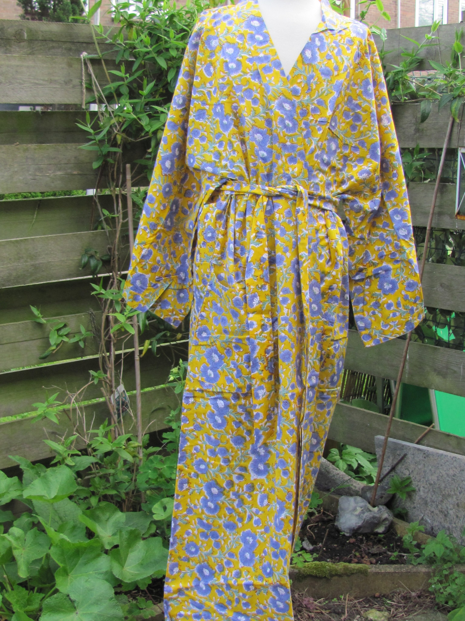 Kimono, ochtendjas handbedrukt met vegetable kleurstoffen.100% katoen