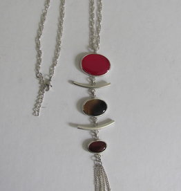 Pendant necklace three stones