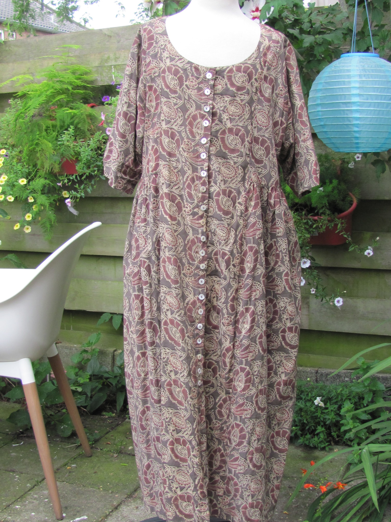 Dress fit and flare  with mother of pearl buttons