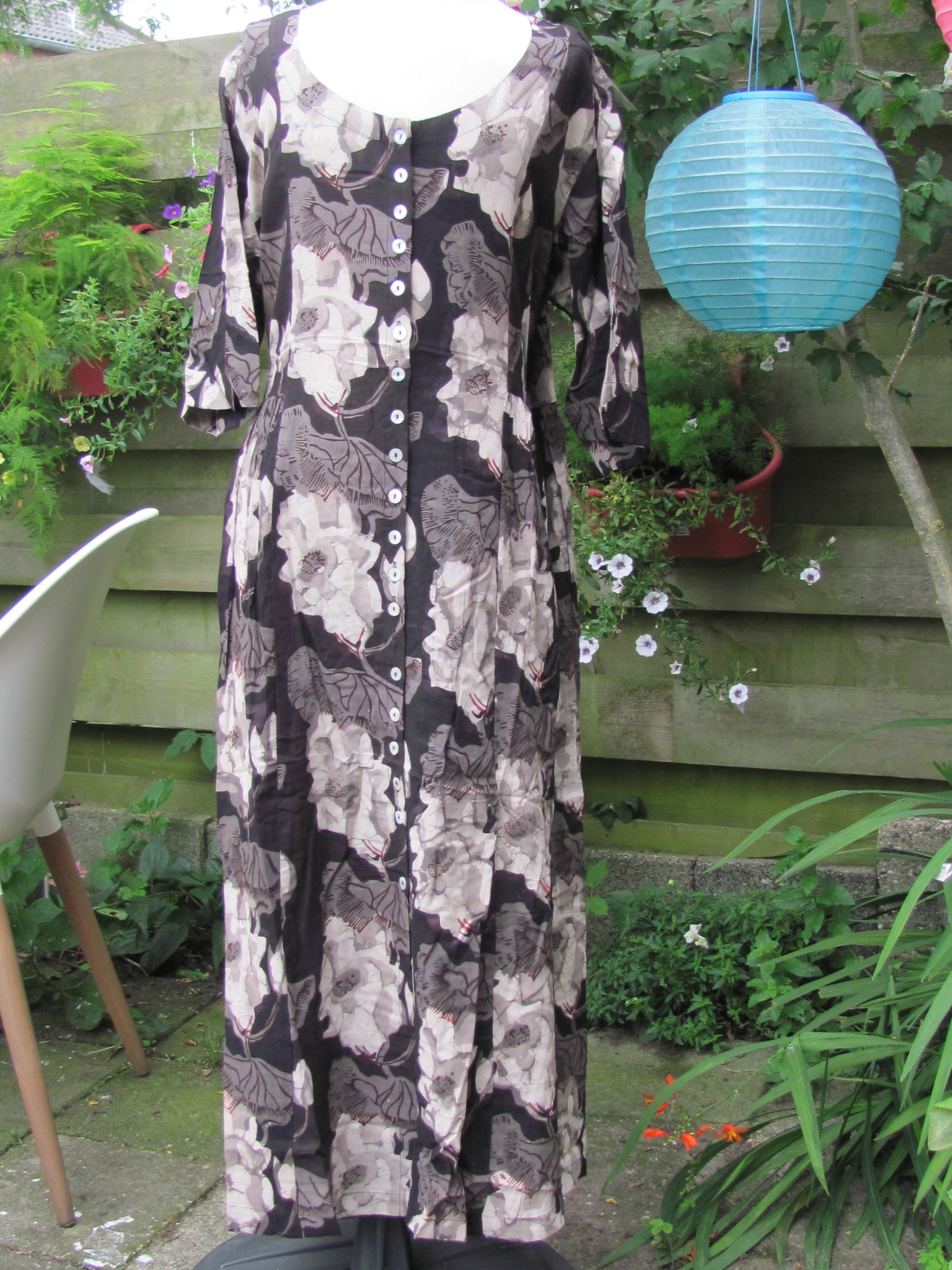 Dress fit and flare  with mother of pearl buttons