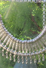 Halsketting, in tribale stijl van wit metaal