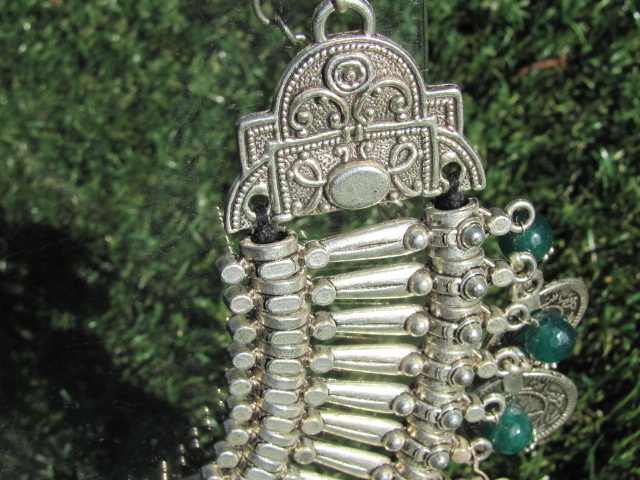 Halsketting, in tribale stijl van wit metaal  met munten en handgemaakte groen glas kralen