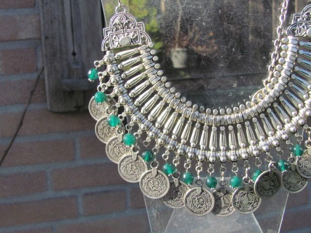 Halsketting, in tribale stijl van wit metaal  met munten en handgemaakte groen glas kralen