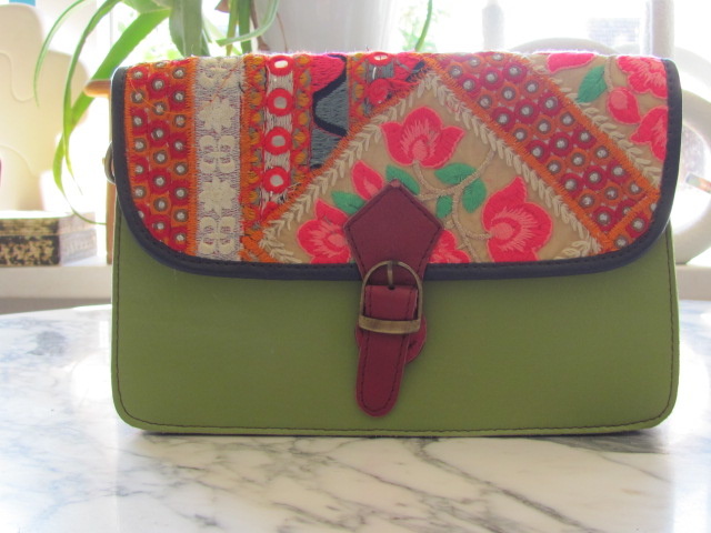 Tas  handgemaakt leer en borduurselcross body bag