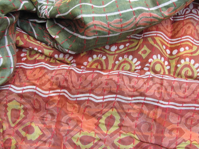 Zijde Sjaal Gudri Kantha geborduurd op  kringloop zijde saris