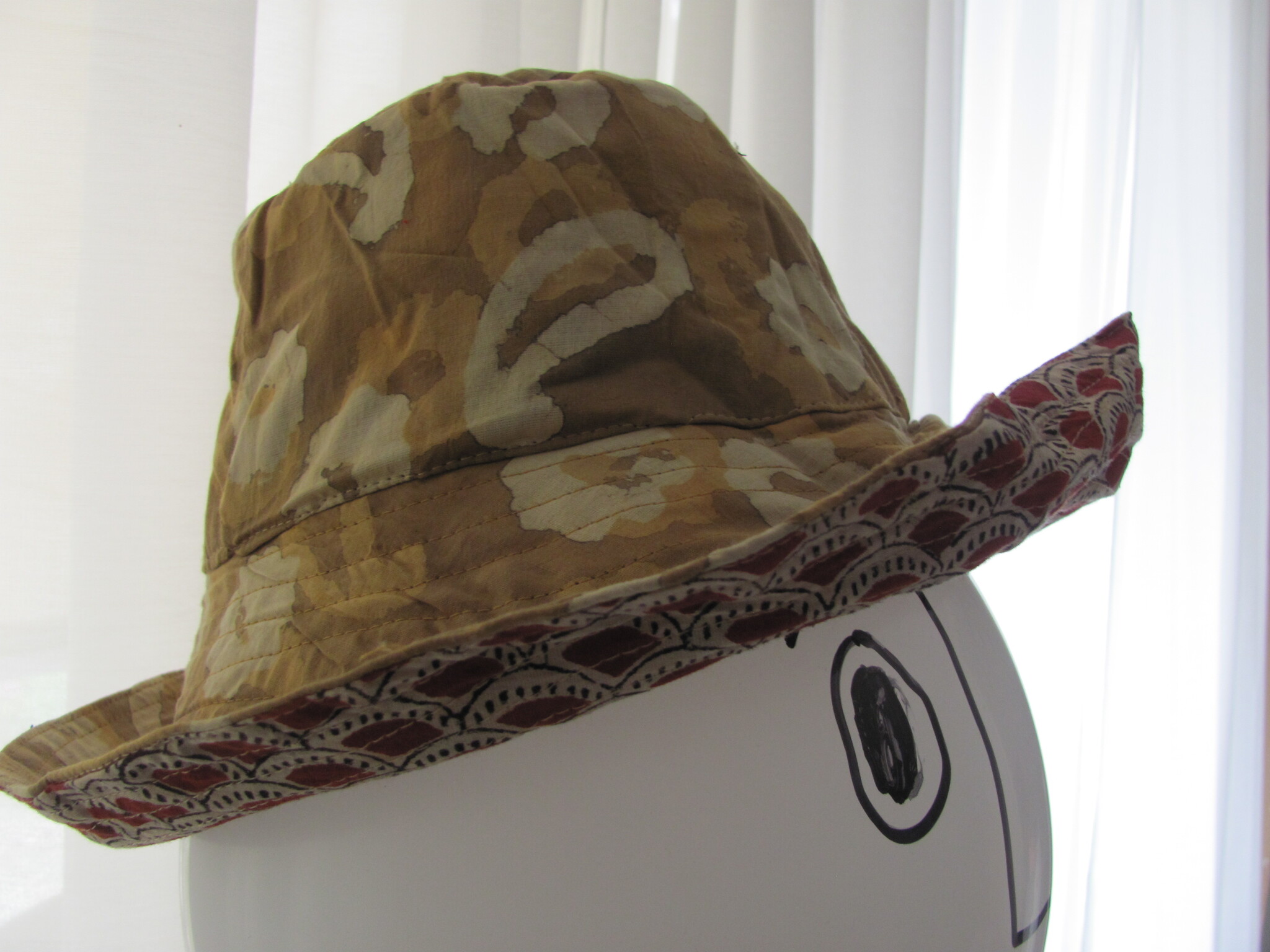 Bucket hat reversible and hand printed