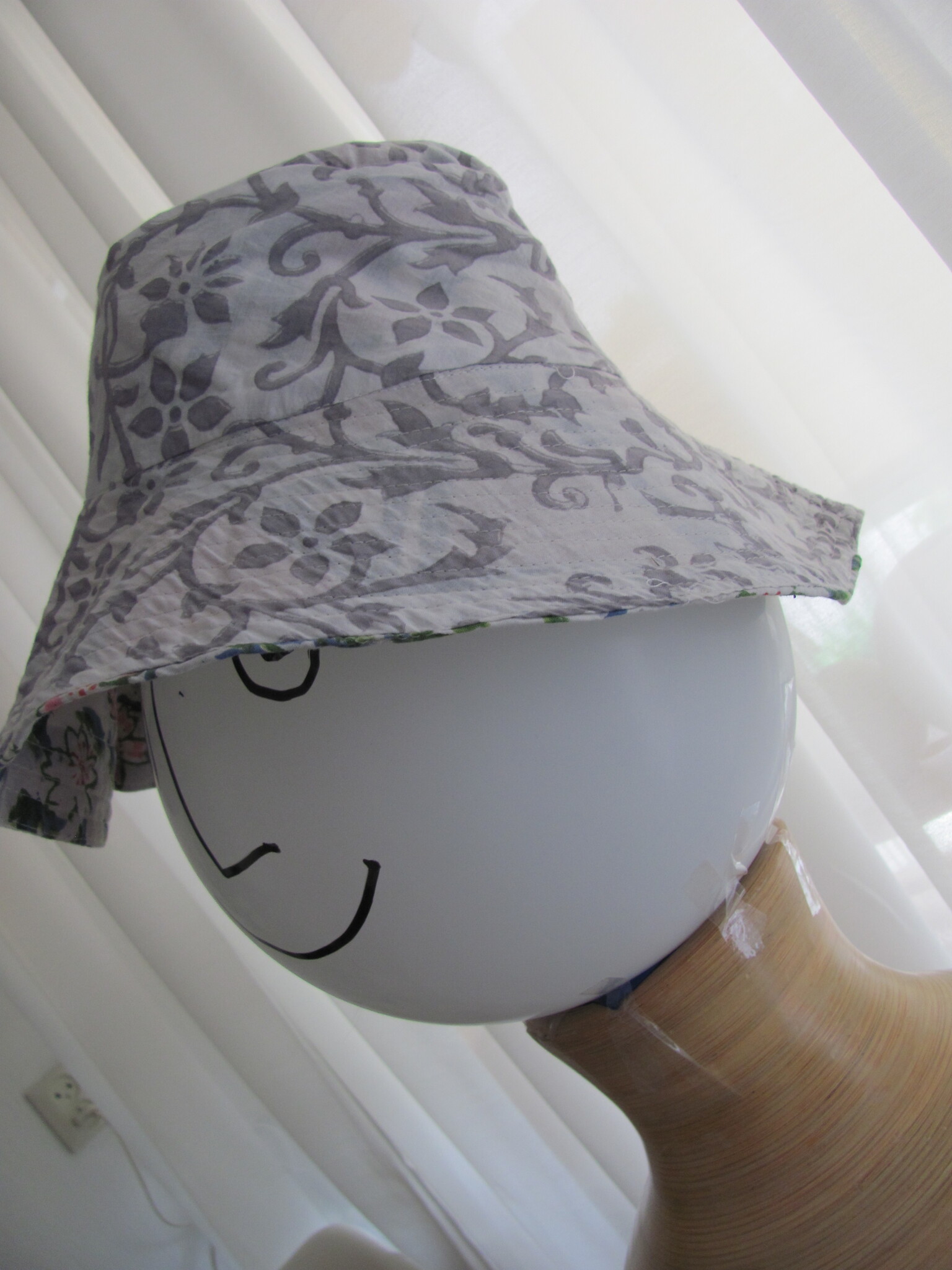 Bucket hat omkeerbaar en met de hand bedrukt