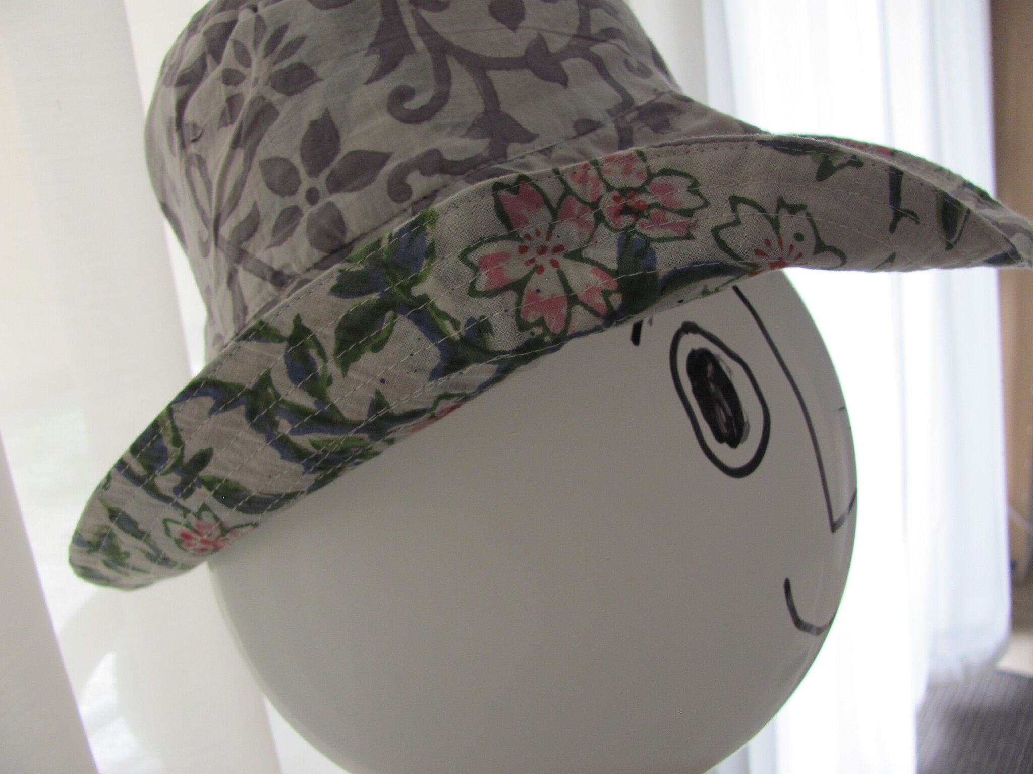 Bucket hat reversible and hand printed