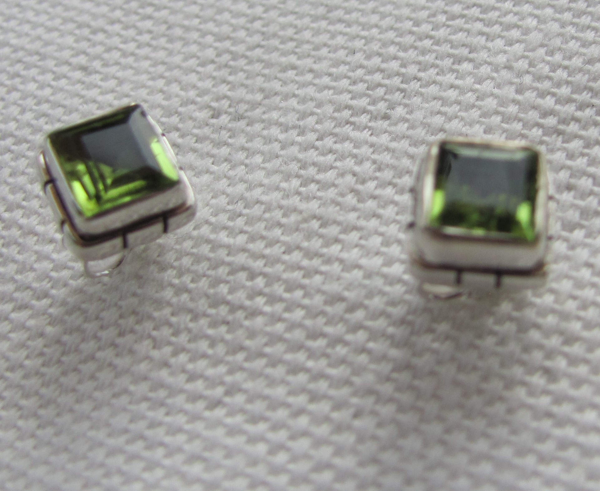 Earring silver stud with peridot