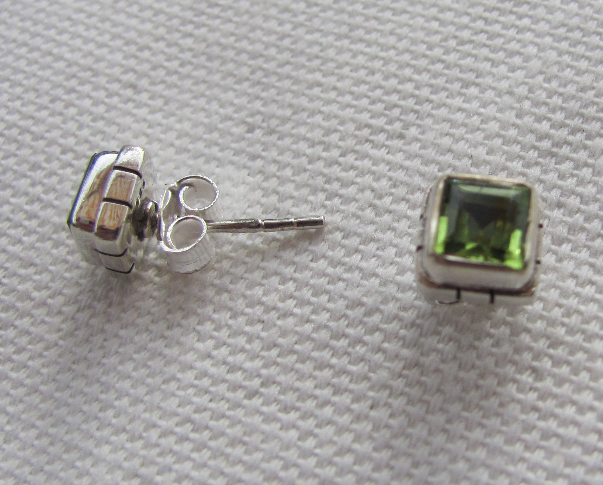 Earring silver stud with peridot