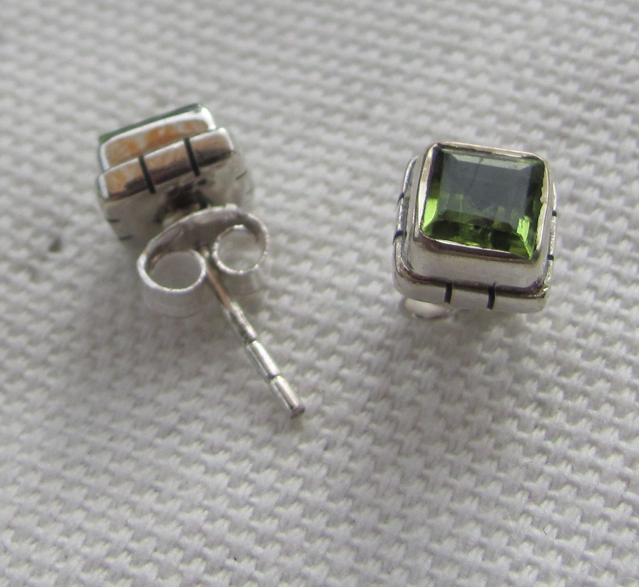 Earring silver stud with peridot