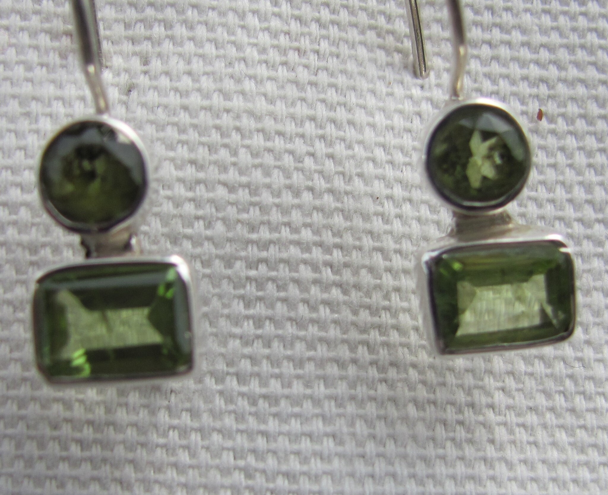 Earring silver with  peridot dormeuse