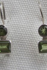 Zilver oorbel  met  peridot dormeuse